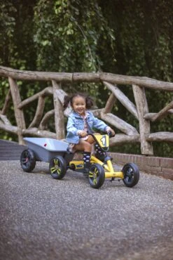 BERG Trailer S (aanhanger Voor BERG Buzzy Skelters) 18 BERG Trailer S (aanhanger Voor BERG Buzzy Skelters) -Rijden Speelgoed Winkel berg buzzy yellow berg buzzy trailer with girl scaled 1